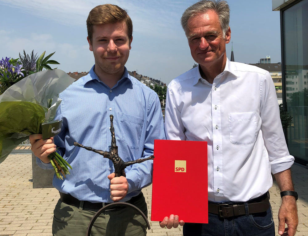 Marvin Wittiber (links) mit dem Ehrenamtspreis neben Dirk Sauerborn, Polizeihauptkommissar und Vorstand des Vereins "Lobby für Demokratie". (Foto: Marvin Wittiber)