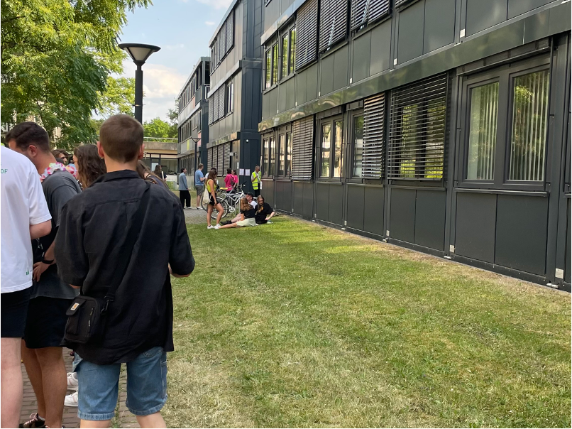 Zu Beginn des Festivals war die Schlange zum Einlass noch ganz in Ordnung. (Foto: Athina)