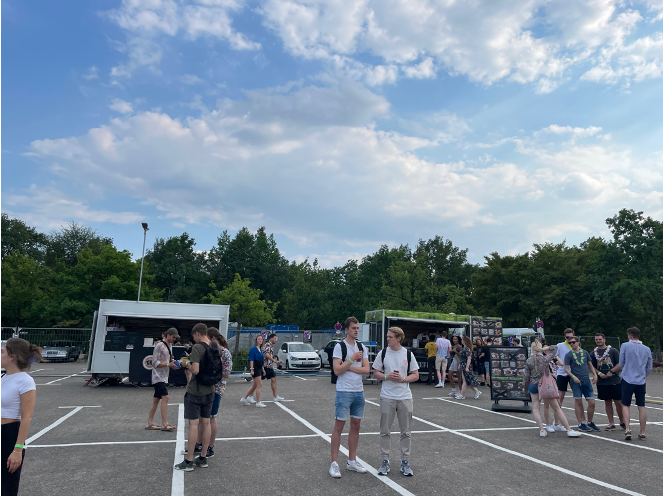 Foodtrucks und Getränkestände versorgen die Menschen vor Ort mit Essen und Trinken. (Foto: Athina)