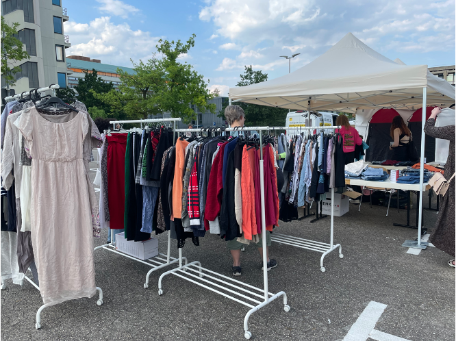 Ein Kleidertauschstand lässt sich auch auf dem Sommerkult finden. (Foto: Athina)