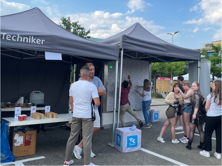 Bei dem Stand der Techniker kann man dieses Spiel spielen und Smoothies trinken. (Foto: Athina)