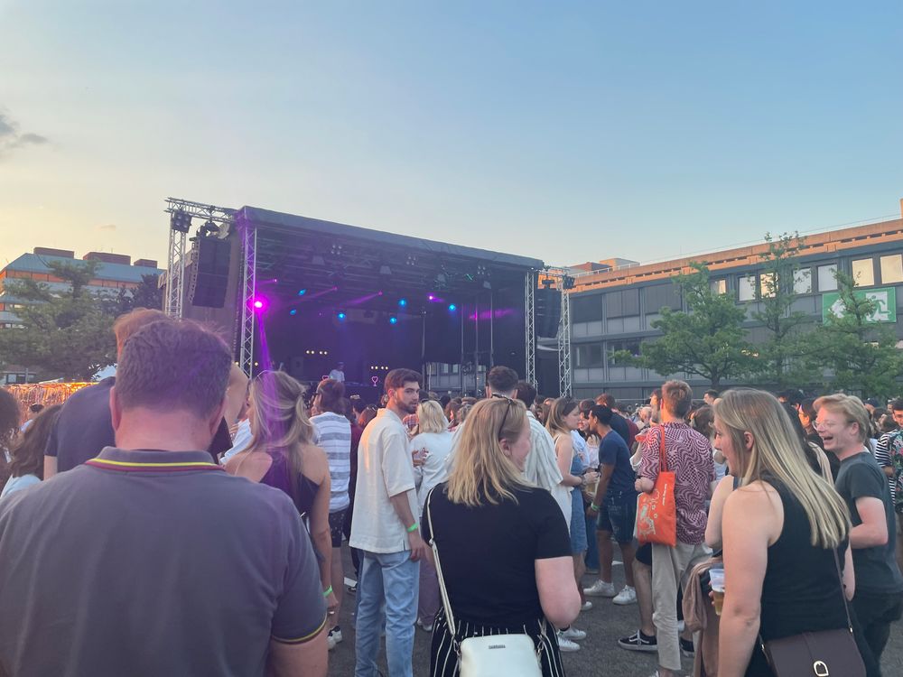 Abends ist die Bühne gut gefüllt (genauso wie das Festival) (Foto: Athina)