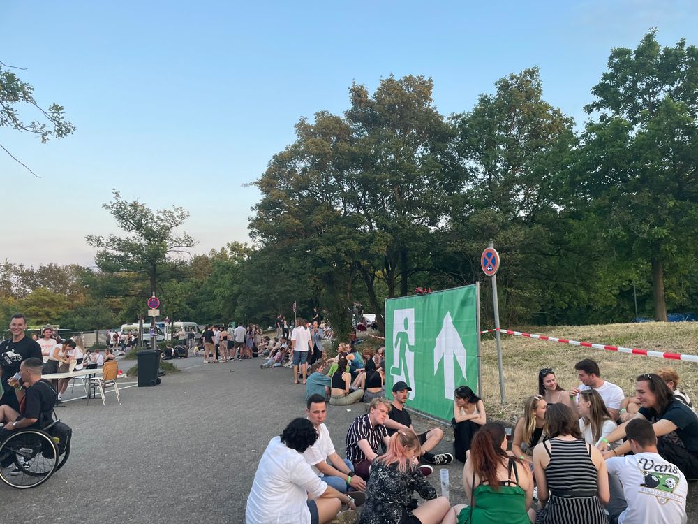 Aber nicht alle befinden sich an der Bühne: Viele sitzen mit ihren Freundesgruppen gemütlich am anderen Ende des Festivalgeländes und genießen die Stimmung. (Foto: Athina)