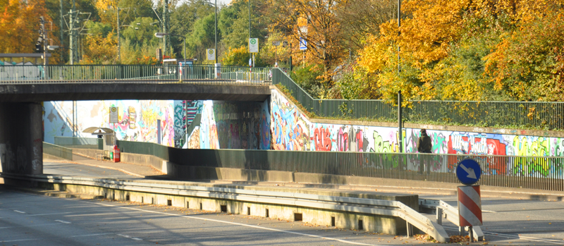 An der Unterführung in Eller dürfen legal Graffiti gesprüht werden. (Foto: youpod)