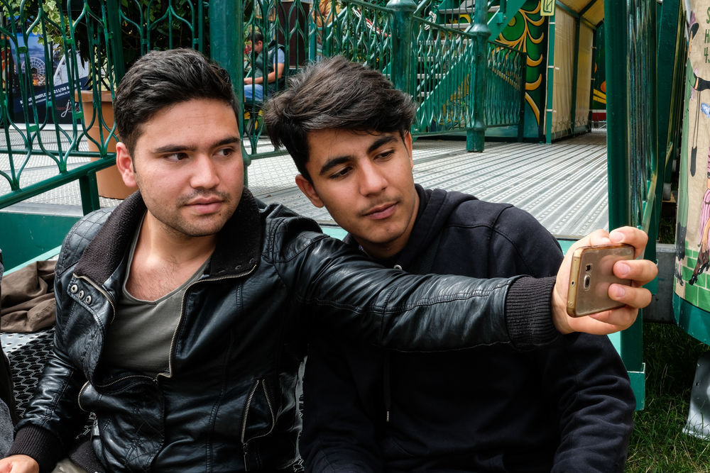 Maisam und Mohamad machen ein Selfie vor den Riesenrad. (Foto: youpod)