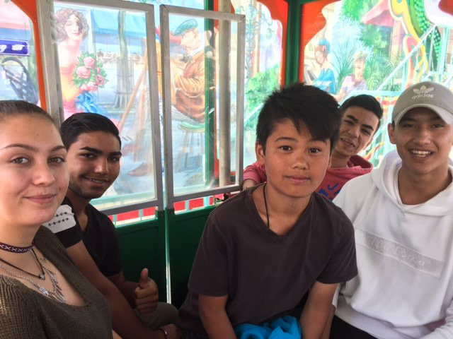 Christin Brinkmann vom Kinderhilfezentrum mit Sukhchain, Aleteza, Reza und Saifullar auf dem Riesenrad. (Foto: youpod)