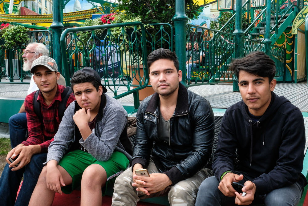Glückliche Yung-Flüchtlinge sind am 17.07.2017 in den Kirmes.