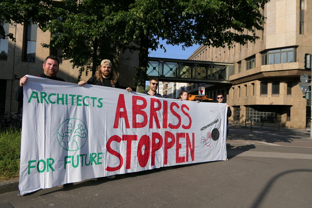 Mit dem Hashtag #Ichbinnochgut wollen die Aktivist*innen darauf aufmerksam machen, wie klimaschädlich Abriss und Neubauten sind. (Foto: Youpod / Vivian)