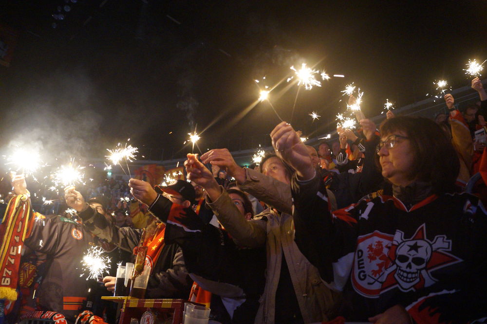 Wunderkerzenmeer der Siegeshungrigen Fans vor dem Spiel(Foto: Justus B.)