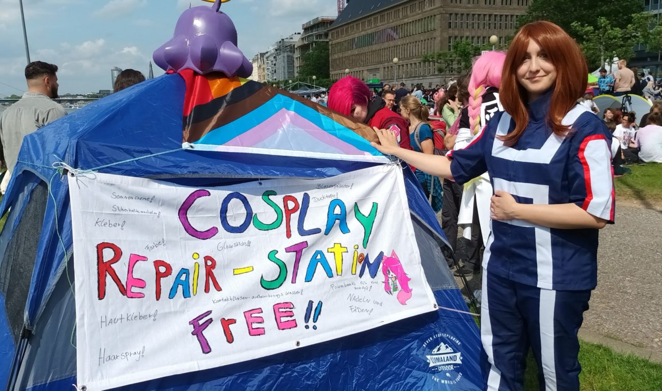 Cosplayer Felix (29) war beim Japan-Tag. Er erklärt, was Freundschaft in seiner Suzene bedeutet: "Man hilft sich so gerne untereinander, weil wir alle eine Leidenschaft teilen. Das ist Ausdruck von Charakteren, die eine Geschichte haben." (Foto: youpod)
