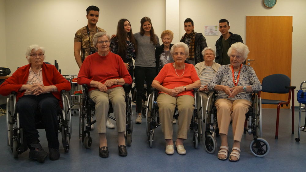 Bewohner im Altenheim "Herz-Jesu" und youpod Refugee-Team. (Foto: youpod)