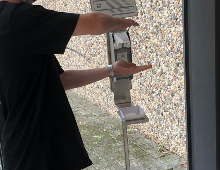 Nils desinfiziert sich in der Schule regelmäßig die Hände. Das ist wie das Händewaschen freiwillig. (Foto: privat)