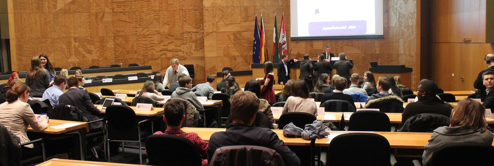 Der Jugendrat hat beschlossen, dass Jugendgruppen Anträge für eigene Projekte an ihn stellen können. Diese Projekte müssen zu dem Bundesprogramm „Demokratie Leben“ passen. (Foto: Jonathan)