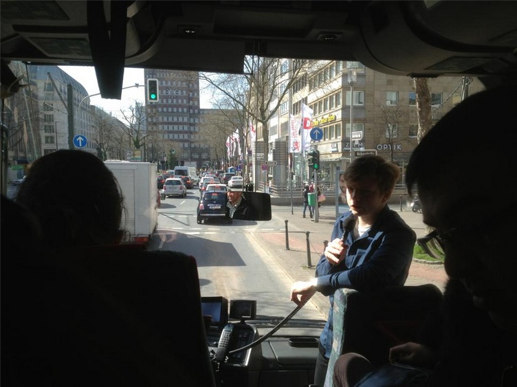 Unser Youth Guide Aurel Gröne erläutert während der Fahrt mit dem Mikrofon auf Englisch alle wichtigen Sehenswürdigkeiten. zeTT