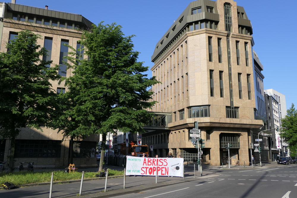 Das große Gebäude an der Ecke Kreuzstr. / Steinstr. fällt durch die Brücke auf, die die beiden Teile verbindet. Jetzt soll es abgerissen werden. (Foto: Youpod / Vivian)