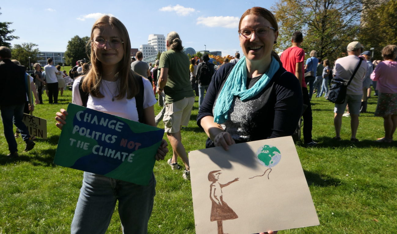 Frederike (18) und Franziska (40) wollen die Politik zum Handeln auffordern. (Foto: youpod)