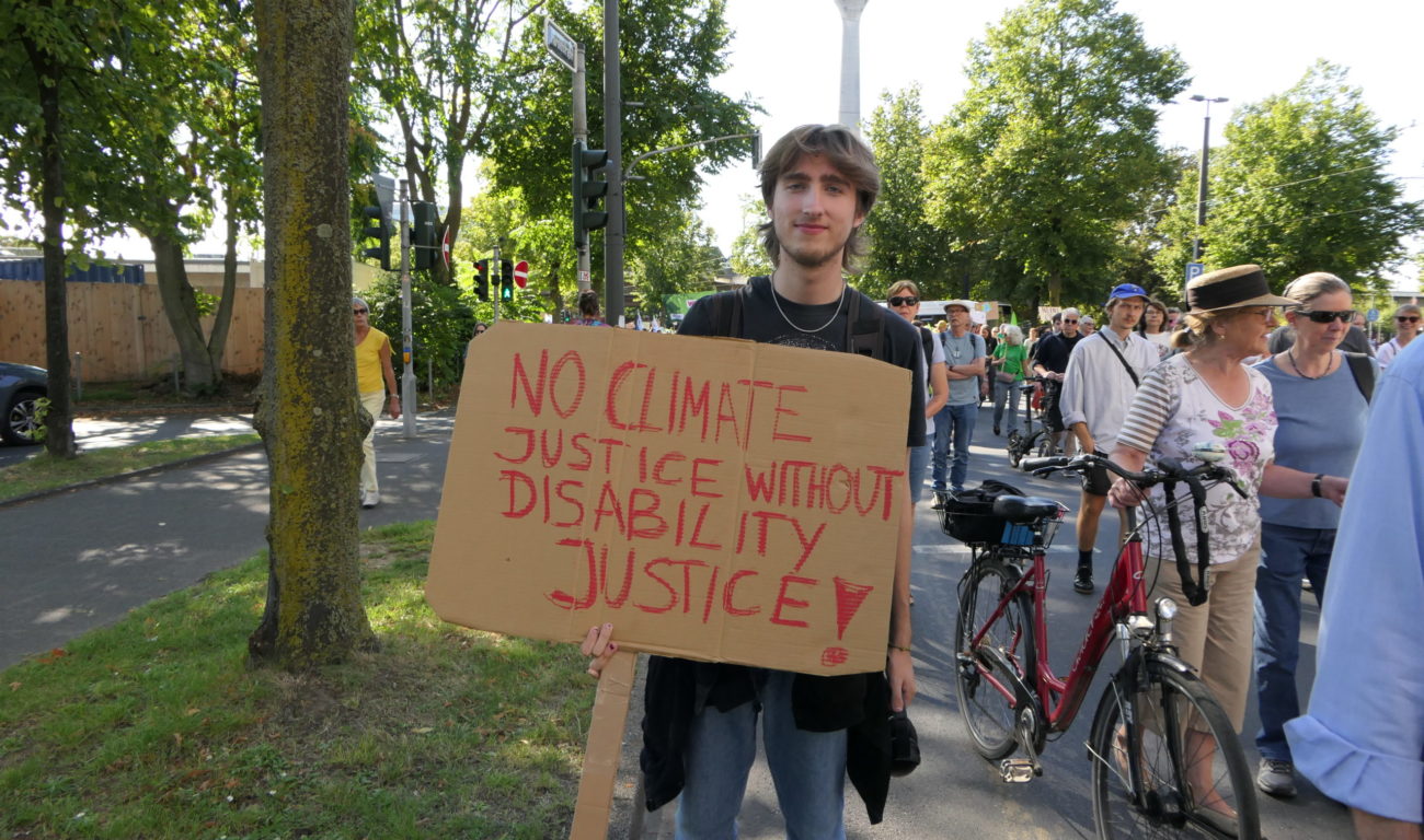 Aaron (20) findet, dass mehr Geld für den Klimaschutz in die Hand genommen werden sollte. (Foto: youpod)