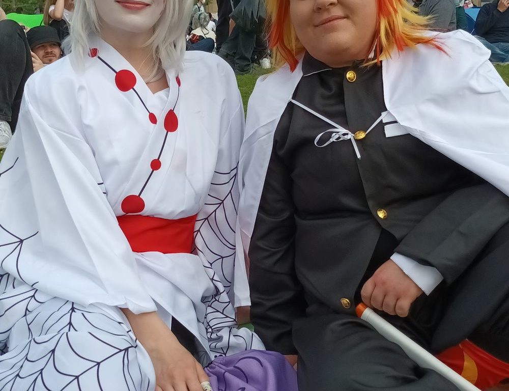 Alina (22, links): "Ich finde, durch Animes lernt man was Frieden und Freundschaft bedeutet und durch die Cosplay-Szene wird das gut vermittelt." Laura (30): "Für mich bedeutet das, dass man sich nicht gegenseitig verurteilt, sich einfach nimmt wie man ist und miteinander verrückt sein kann. Auch dass man Spaß miteinander hat, sich austauscht und neue Leute kennenlernt."