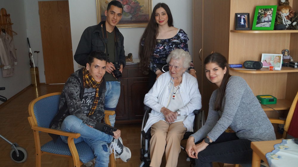 Frau Frank im Altenheim "Herz-Jesu" und youpod Refugee-Team. (Foto: youpod)