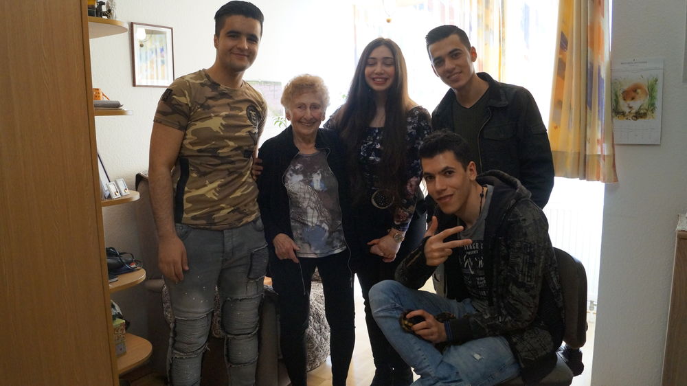 Frau Schuh im Altenheim "Herz-Jesu" und youpod RefugeTeam. (Foto: youpod)