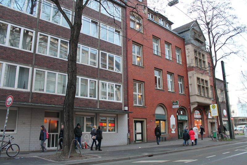 Das Haus, das vorher an dieser Stelle stand, wurde im Zweiten Weltkrieg zerstört. Das zeigt dieses Fotos von 1943. Archiv Heimatverein Bilker Heimatfreunde e. V.