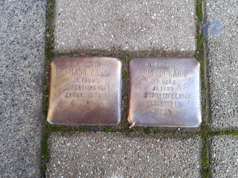 Davor sind die beiden Stolpersteine im Gehweg. jt