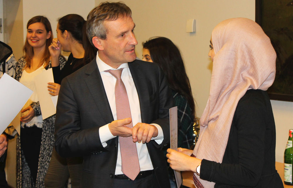 Oberbürgermeister Geisel bedankt sich beim Jugendrat. Mitglied Ikram Qassiti freut sich über die Ehrenamtsurkunde. (Foto: Jonathan)