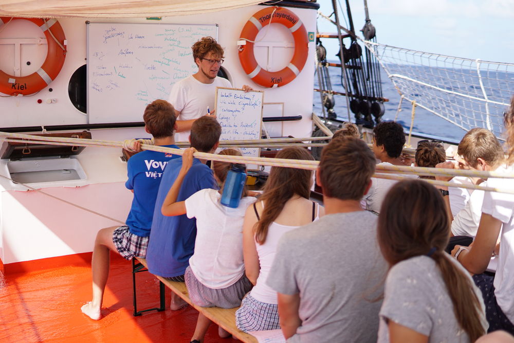 Kai Regener während des Deutschunterrichts an Deck. Foto: KUS