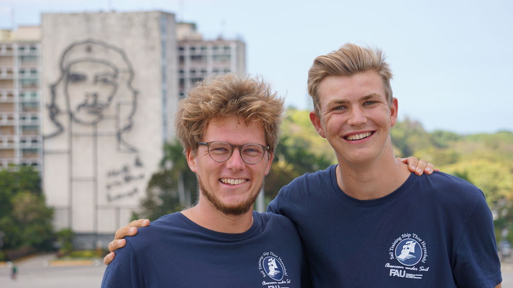 Kai Regener und Jens Künstler auf dem Platz der Revolution in Havanna. Foto: KUS