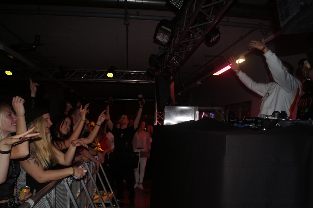 Hugel (Bella Ciao Remix) und seine Fans; Foto: Justus B.