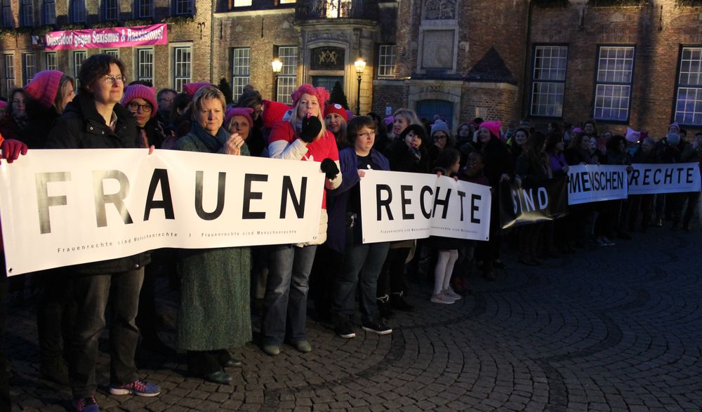 Frauenrechte sind Menschenrechte. Bei der Aktion „One Billion Rising“ tanzen Frauen für ihre Rechte. Jede Gruppe lief mit einem Banner aus verschiedenen Straßen auf den Marktplatz zu. (Foto: Jonathan)