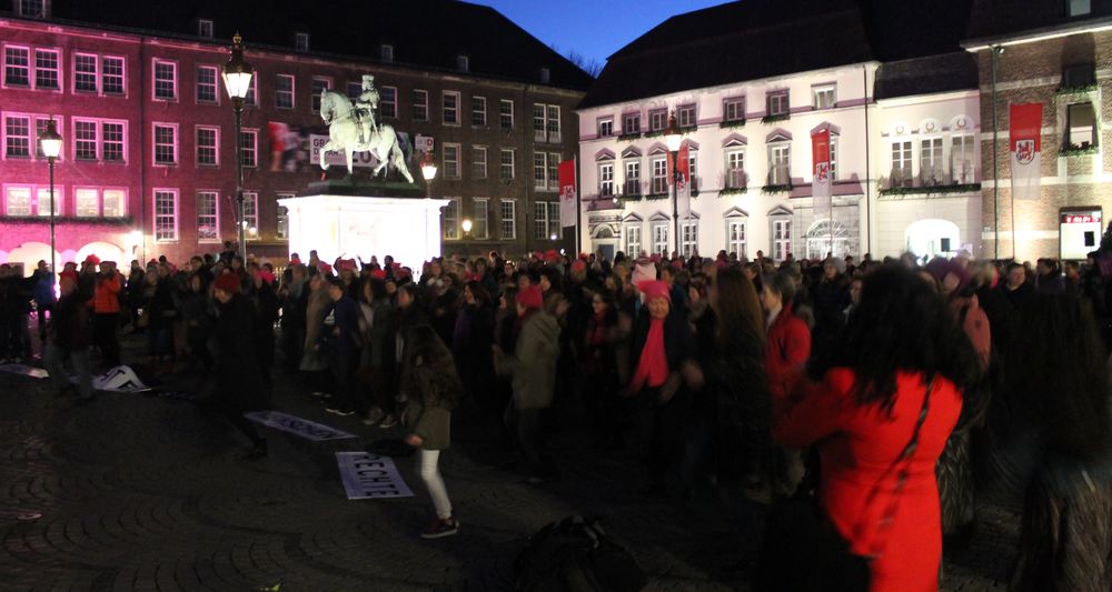 Kurze Zeit später wurden die Banner niedergelegt und alle tanzten. Es haben sich auch einige Zuschauer entschlossen mitzumachen. (Foto: Jonathan)