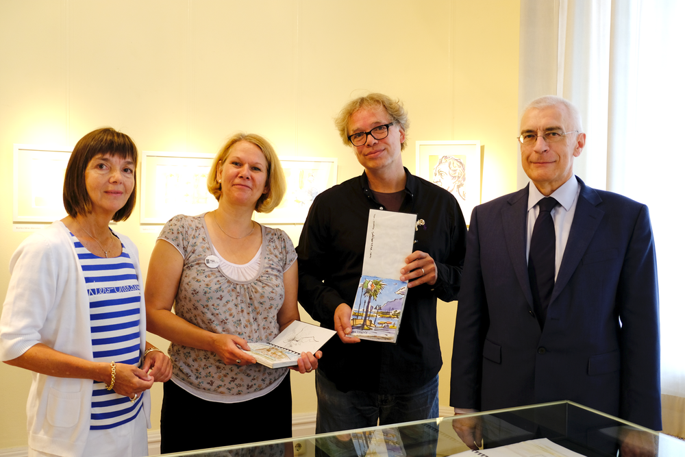 Museumsdirektor Prof. Dr. Wingertszahn (re.) stellt mit Dr. Heike Spies (li.) und den Urban Sketchers Stefanie Adolf und Carsten Tiemessen die Ausstellung vor. (Foto: Christina Behrens)