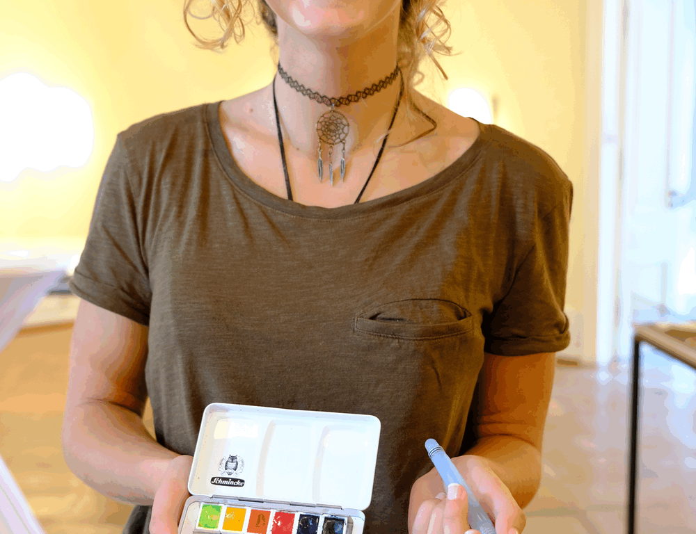 Aquarellkasten und Pinsel gehören nicht nur zur Grundausstattung, sondern sind im Alltag immer mit dabei. (Foto: Christina Behrens)