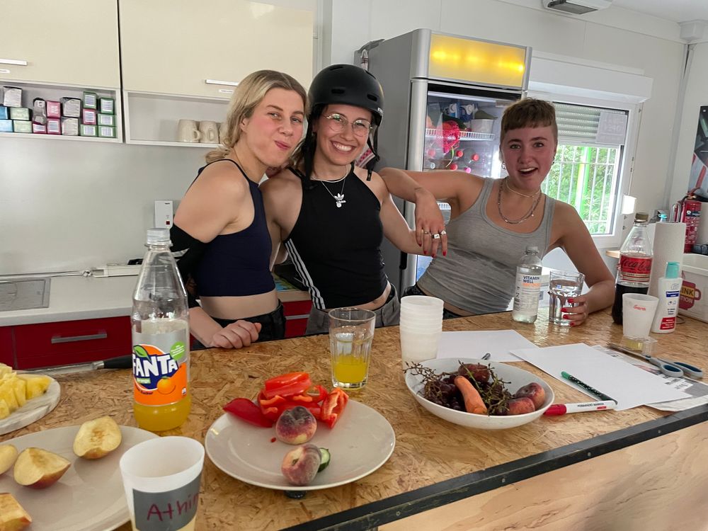 Die drei Organisatorinnen Virginia, Bella und Finja (vlnr) versorgen die Teilnehmerinnen mit gesunden Snacks. (Foto: youpod/Athina)