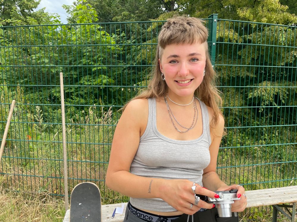 Finja (22) ist auch mit ihrer Kamera dabei, um die Session mit Schnappschüssen festzuhalten. (Foto: youpod/Athina)