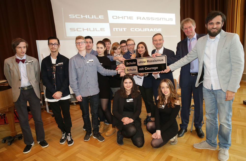 Auszeichnung in der Aula: Die Werner-von-Siemens-Realschule trägt den Titel "Schule ohne Rassismus - Schule mit Courage". (Foto: Landeshauptstadt Düsseldorf/Ingo Lammert)