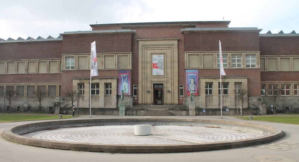 Neben den viele Künstlern der Ausstellung, durften auch Schüler ihren Beitrag leisten. (Foto: Jonathan)