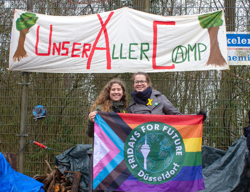 Mara (links) und Hannah (rechts) campen in der Nähe von Lützerath fürs Klima. (Foto: Anthonja Herold)