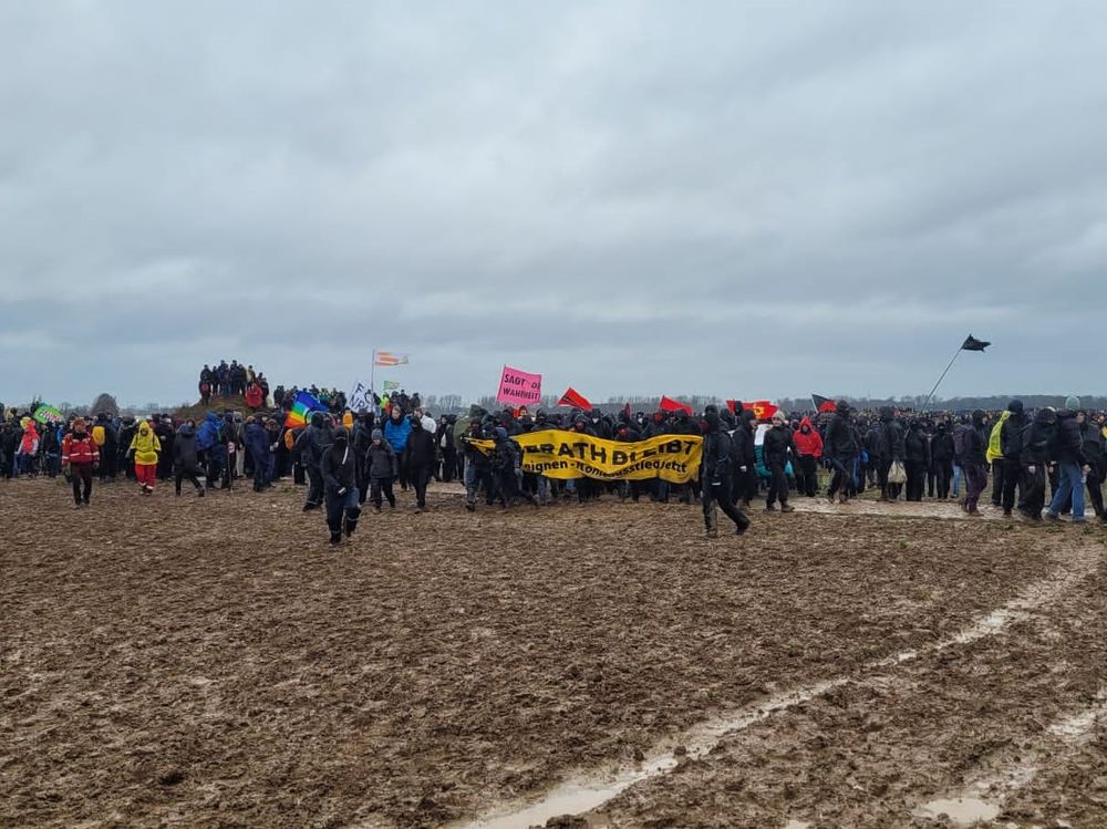Die Demonstration startete im Nachbarort Keyenberg und führte bis nach Lützerath. (Foto: Youpod)