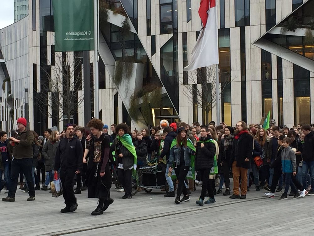 Bild der Demo mit 500 Teilnehmer*innen (c) FFF Düsseldorf