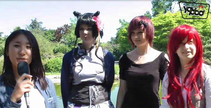 youpod-Reporterin Leiling (l.) im Interview mit den drei Cosplayerinnen. Screenshot, youpod