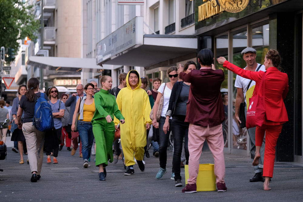 Die Investoren führen durch die Stadt. (Foto: Peter Strump | asphalt festival)