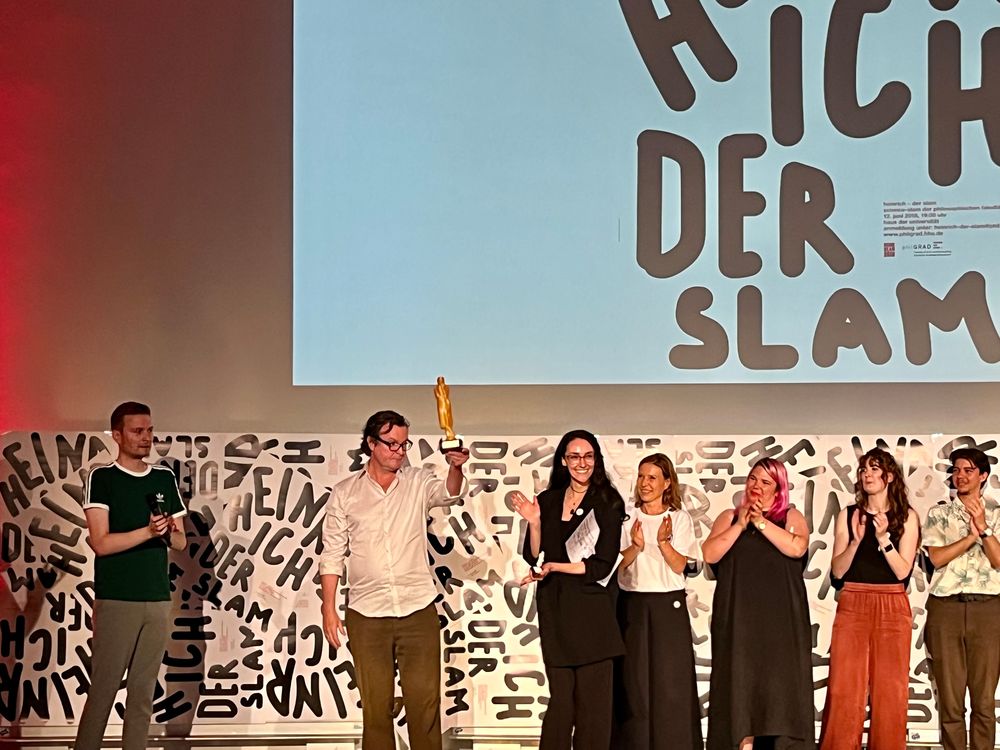 Der Preis geht somit an den Fachbereich Anglistik. (Foto: Youpod / Ari)