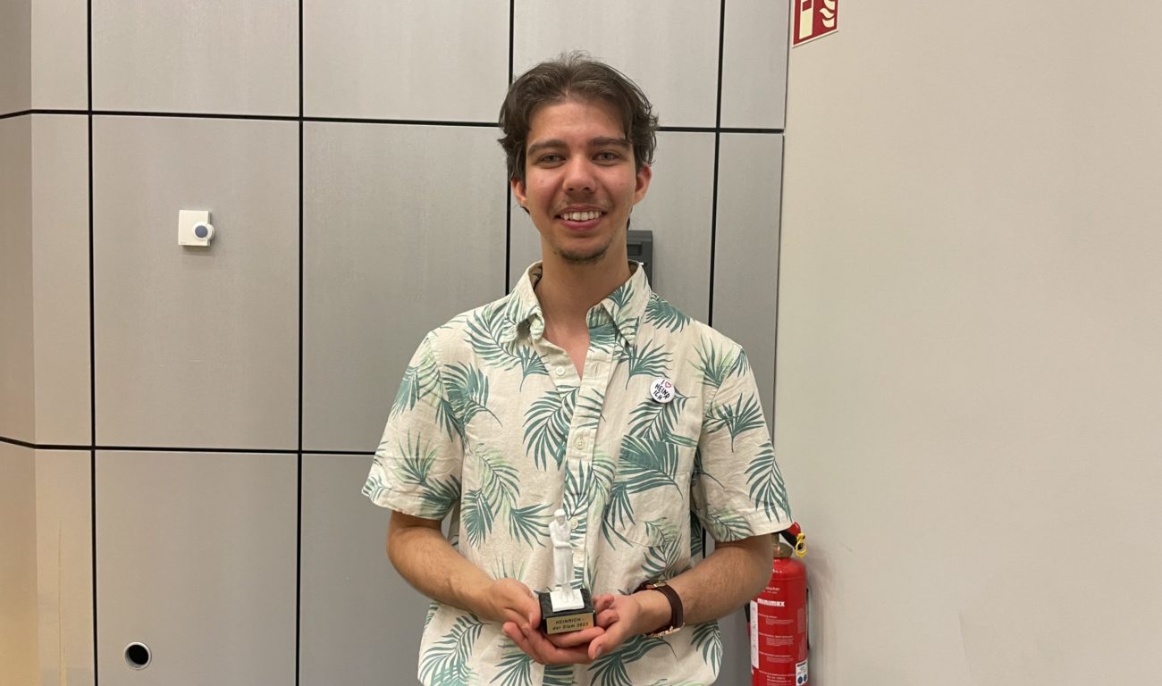 Finn (25) bezieht in seinem Vortrag Verbindungen zum Alltag her. (Foto: Youpod / Athina)
