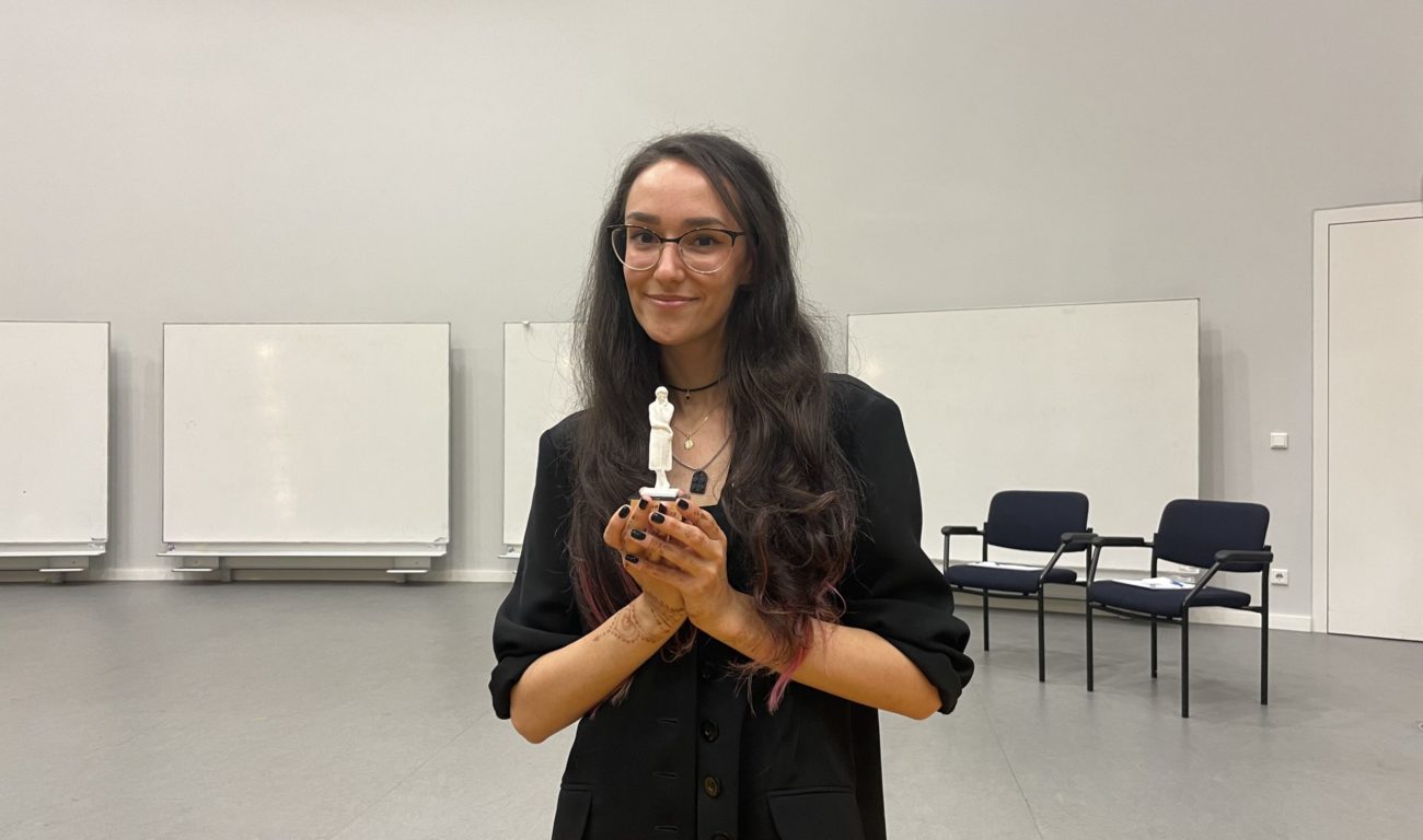 Elena (25) hat ihr Thema mit Filmen erklärt, die das Publikum kennt. (Foto: Youpod / Athina)
