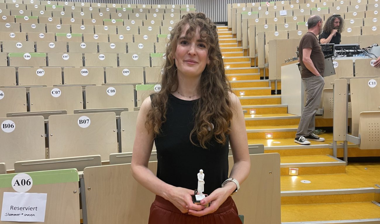 Laura (34) ist ihren Vortrag vorher so oft durchgegangen, dass sie ihn schon auswendig kannte. (Foto: Youpod / Athina)