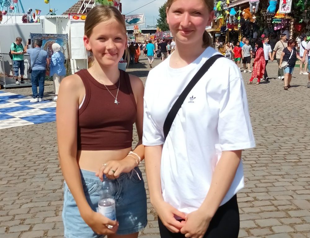 Josina (13) und Marie (14): "Für uns ist das Wichtigste, dass man immer genug trinkt. Man sollte immer eine Flasche Wasser dabei haben!"