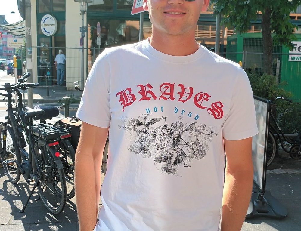 Luca (22): "In der Wohnung sollte man morgens und abends gut durchlüften. Tagsüber ziehe ich dann immer die Vorhänge zu. Außerdem gibt es Menschen, die besonders gefährdet sind: Ich nehme zum Beispiel eine Flasche Wasser mehr mit und kann sie dann einer obdachlosen Person schenken."