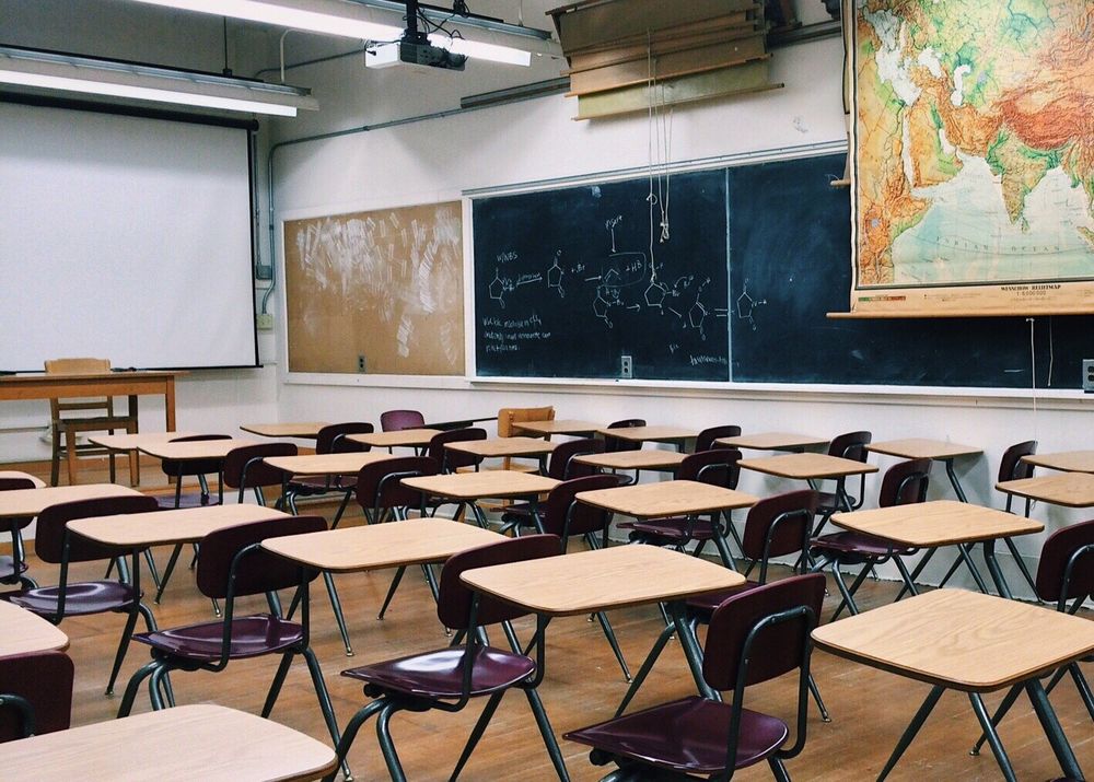 Die leeren Klassenzimmer sollen sich wieder füllen. (Foto: Wokandapix, Pixabay)